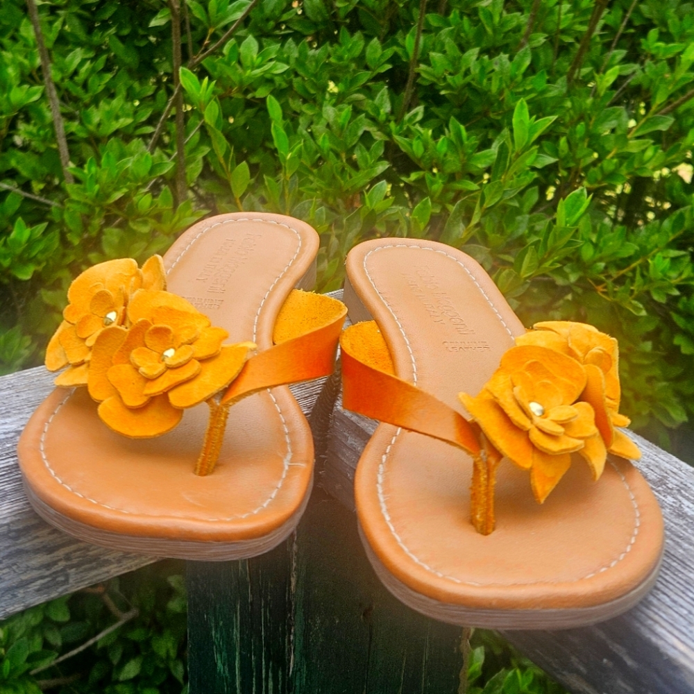 Fanio Maggenti Gold Sandals with Elegant Design